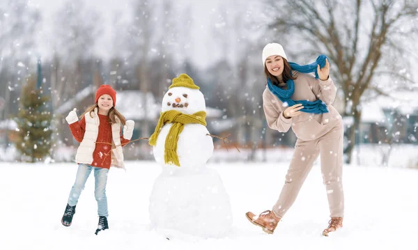 幸福的家庭 在大自然中散步冬天的母亲和孩子女孩 — 图库照片