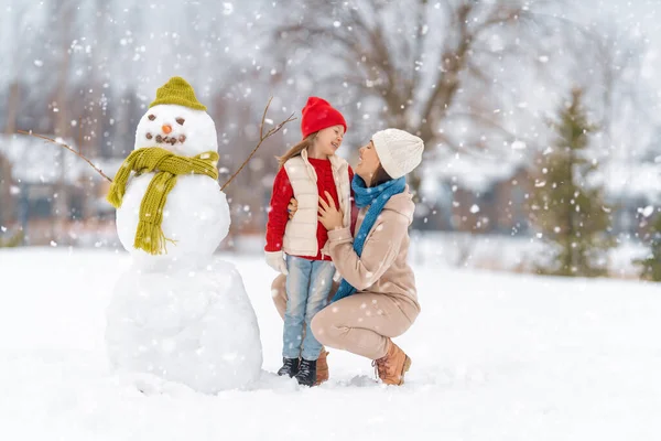 Família Feliz Mãe Criança Menina Passeio Inverno Natureza — Fotografia de Stock