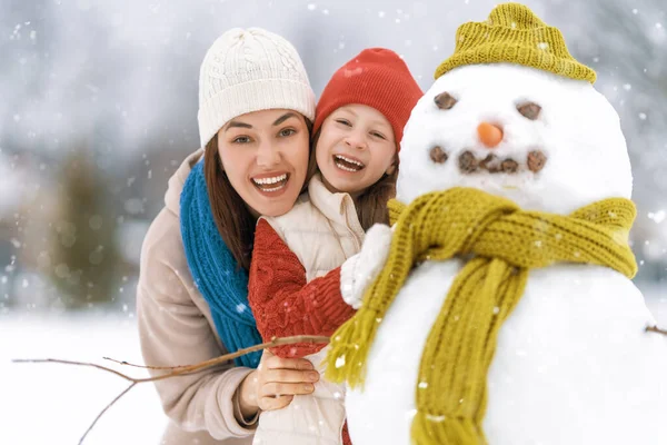 Glückliche Familie Mutter Und Kind Beim Winterspaziergang Der Natur — Stockfoto