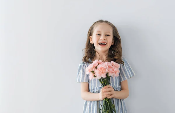 Beautiful Girl Pink Flowers Hands Grey Wall Background — Stock Photo, Image