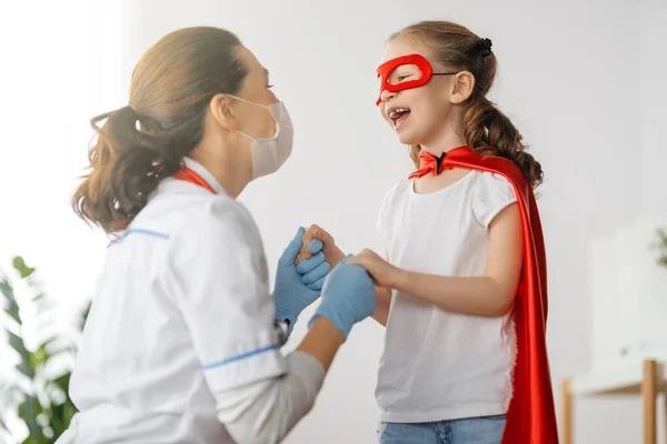 医生和儿童在医院 穿着超级英雄服装的孩子 — 图库照片