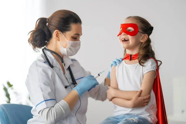 Doutor Vacinando Criança Hospital Criança Traje Super Herói — Fotografia de Stock