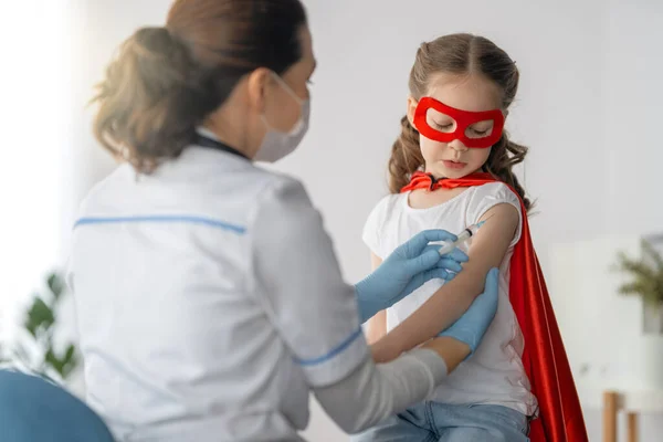 Doctor Vaccinating Child Hospital Kid Superhero Costume — Stock Photo, Image