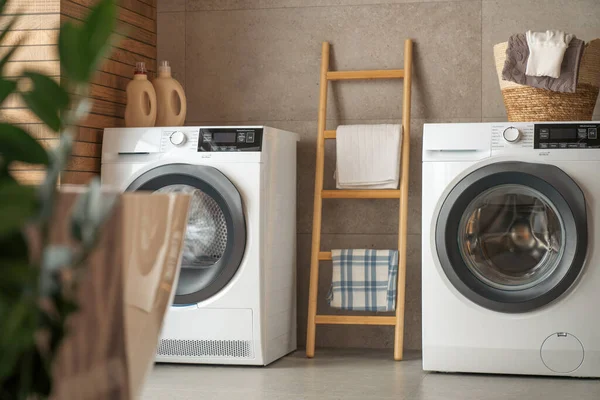 Innenraum Einer Echten Waschküche Mit Waschmaschine Hause — Stockfoto