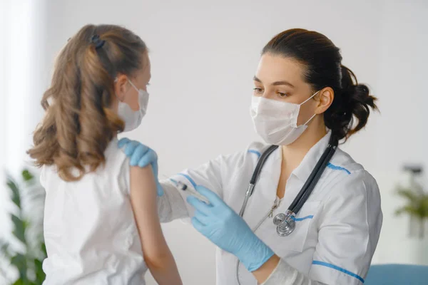 在医院给儿童接种疫苗的医生 — 图库照片