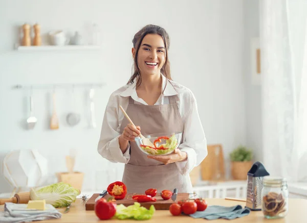 Comida Saudável Casa Mulher Está Preparando Refeição Adequada Cozinha — Fotografia de Stock