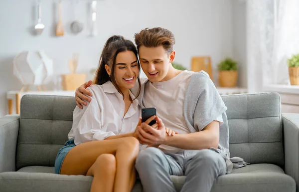 Jeune Couple Utilise Des Téléphones Femme Homme Amusent Rester Maison — Photo