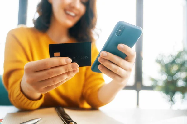 Vrouw Doet Online Aankopen Meisje Doet Boodschappen Met Telefoon Creditcard — Stockfoto