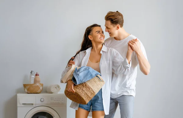 Hermosa Joven Pareja Amorosa Está Sonriendo Mientras Hace Colada Casa — Foto de Stock