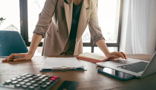 Femme Occasionnelle Travaillant Dans Bureau — Photo