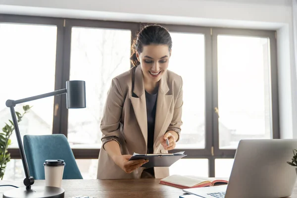 Gelukkig Casual Mooi Vrouw Werken Een Laptop Het Kantoor — Stockfoto