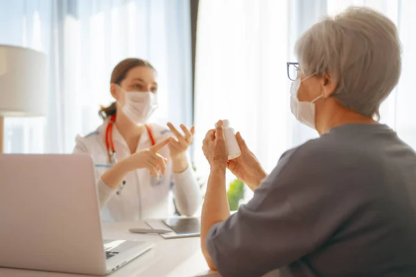 Hastanedeki Bir Doktoru Dinleyen Kadın Hasta — Stok fotoğraf