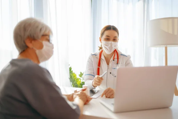 Paciente Sexo Feminino Ouvindo Médico Hospital — Fotografia de Stock