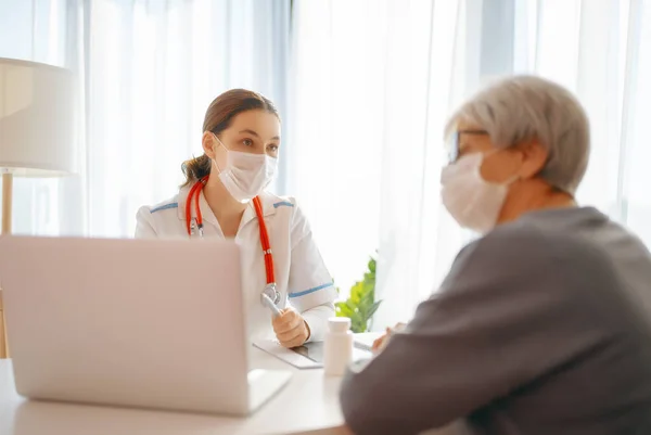 Hastanedeki Bir Doktoru Dinleyen Kadın Hasta — Stok fotoğraf