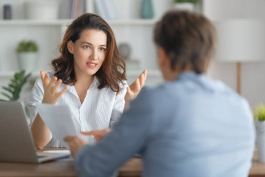 Kadın ve erkek ofiste çalışıyor. Ortak takım çalışması..