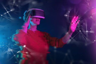 Metaverse teknoloji konsepti. Sanal gerçeklik gözlüklü kadın. Gelecekçi yaşam tarzı.