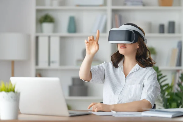 Conceito Tecnologia Metaversa Mulher Com Óculos Realidade Virtual Está Trabalhando — Fotografia de Stock