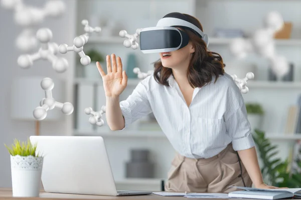 Metaverse Technologie Concept Vrouw Met Virtual Reality Bril Werkt Kantoor — Stockfoto