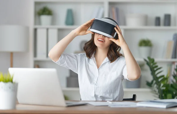 Metaverse Technologie Concept Vrouw Met Virtual Reality Bril Werkt Kantoor — Stockfoto