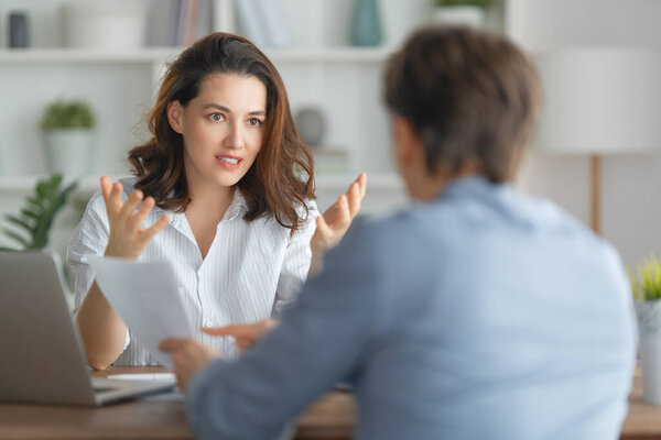 Мужчина и женщина работают в офисе. Совместная командная работа.