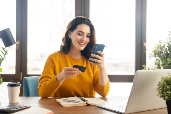 Vrouw Doet Online Aankopen Meisje Doet Boodschappen Met Telefoon Creditcard — Stockfoto
