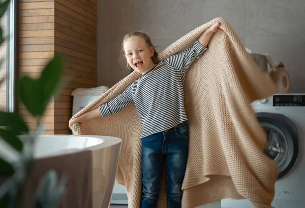 Niña Está Jugando Divertirse Sala Lavandería Casa — Foto de Stock