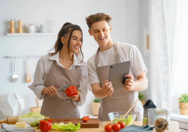 家庭での健康食品 幸せな愛情のカップルは台所で適切な食事を準備しています — ストック写真