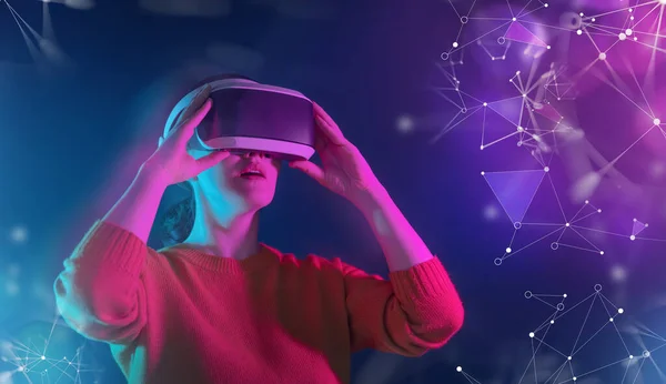 Metaverse Technologie Concept Vrouw Met Virtual Reality Bril Futuristische Levensstijl — Stockfoto