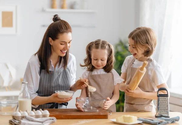 Glücklich Liebende Familie Bereiten Gemeinsam Backwaren Mutter Und Kinder Kochen — Stockfoto