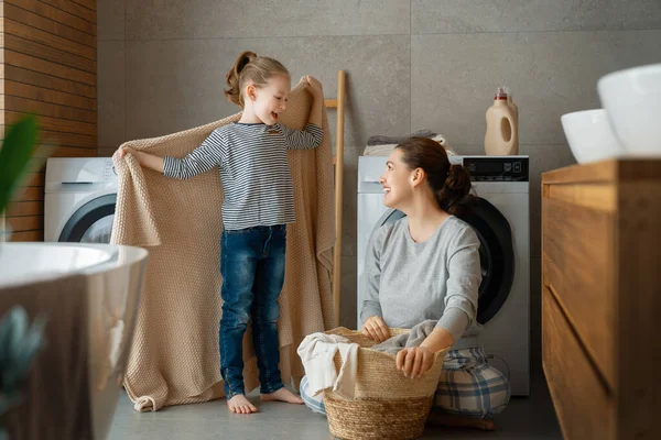 Mooie Jonge Vrouw Kind Meisje Kleine Helper Hebben Plezier Glimlachen — Stockfoto