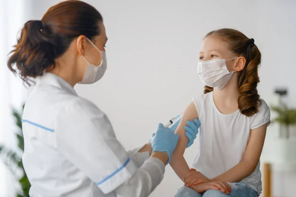 Médecin Vaccinant Enfant Hôpital — Photo
