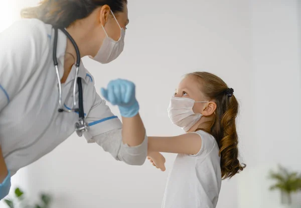 Dokter Kind Dragen Gezichtsmaskers Tijdens Coronavirus Griepuitbraak Virusbescherming Covid 2019 — Stockfoto