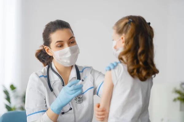 Läkare Vaccinerar Barn Sjukhus — Stockfoto
