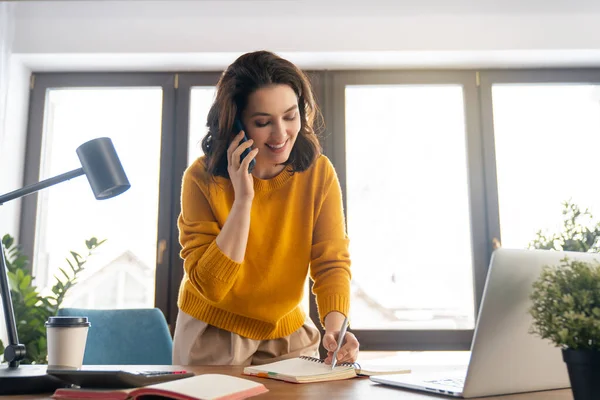 Feliz Mujer Hermosa Casual Trabajando Ordenador Portátil Oficina — Foto de Stock