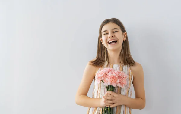 Schöne Mädchen Mit Rosa Blumen Den Händen Auf Grauem Wandhintergrund — Stockfoto