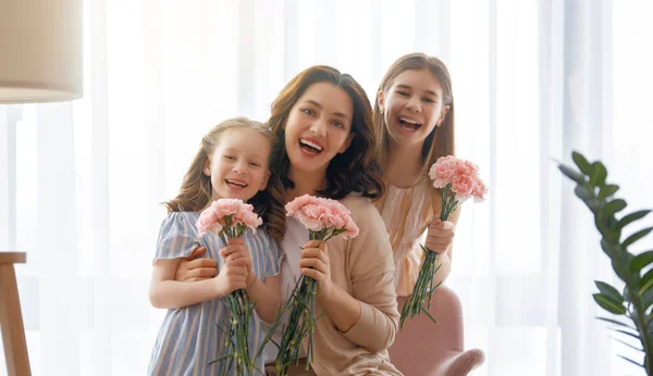Fijne Dag Kinderen Dochters Feliciteren Moeder Geven Haar Bloemen Mama — Stockfoto