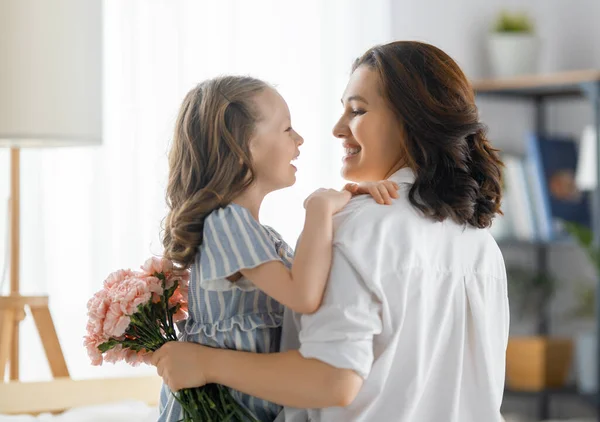 Fijne Dag Kind Dochter Feliciteert Moeder Geeft Haar Bloemen Mam — Stockfoto