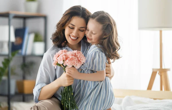 Fijne Dag Kind Dochter Feliciteert Moeder Geeft Haar Bloemen Mam — Stockfoto