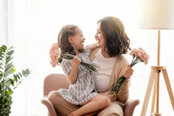 Guten Tag Die Tochter Gratuliert Der Mutter Und Schenkt Ihr — Stockfoto