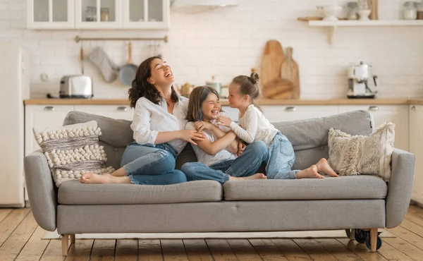 Feliz Dia Mãe Suas Filhas Crianças Meninas Estão Brincando Sorrindo — Fotografia de Stock