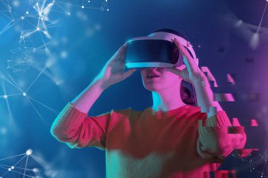 Metaverse teknoloji konsepti. Sanal gerçeklik gözlüklü kadın. Gelecekçi yaşam tarzı.