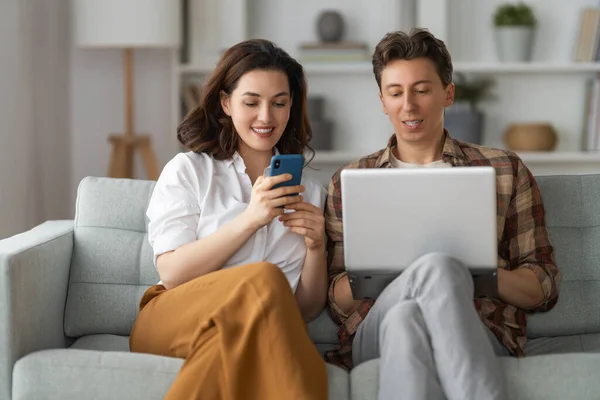 Unga Par Använder Laptop Kvinna Och Man Har Kul Hemma — Stockfoto