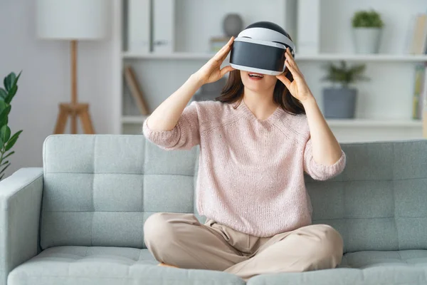 Concepto Tecnología Metaversa Mujer Con Gafas Realidad Virtual Sentada Sofá — Foto de Stock