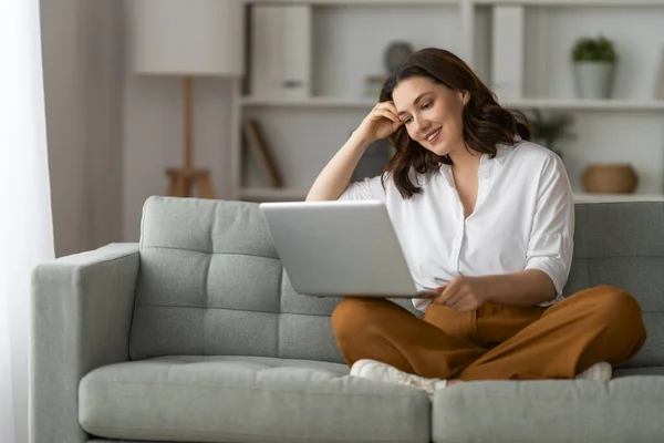 Felice Donna Bella Casuale Utilizzando Computer Portatile Casa — Foto Stock