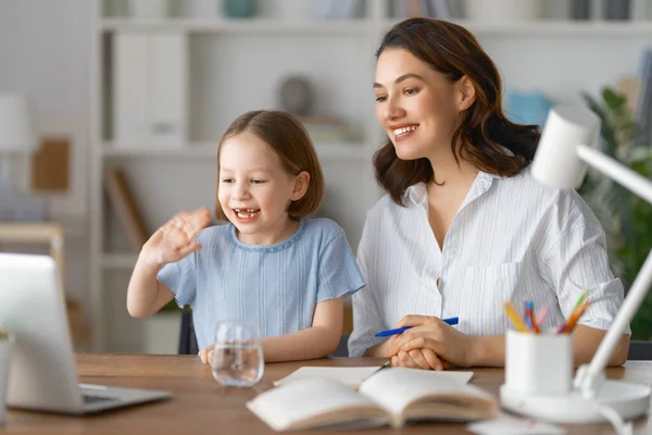 Glückliche Kinder Und Erwachsene Sitzen Schreibtisch Mädchen Bei Hausaufgaben Oder — Stockfoto