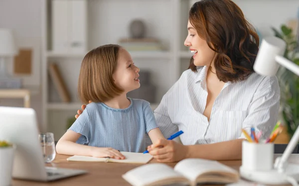 Niño Feliz Adulto Están Sentados Escritorio Chica Haciendo Deberes Educación — Foto de Stock