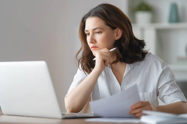 Mulher Concentrada Trabalhando Laptop Escritório — Fotografia de Stock