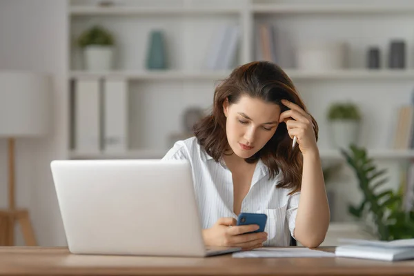 Geconcentreerde Vrouw Werkt Een Laptop Het Kantoor — Stockfoto