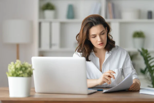 Skoncentrowana Kobieta Pracująca Laptopie Biurze — Zdjęcie stockowe