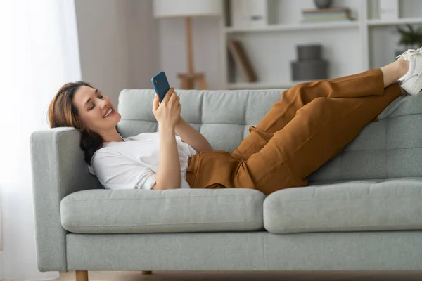 Feliz Mulher Bonita Casual Está Usando Telefone Sentado Sofá Casa — Fotografia de Stock